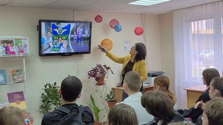 Студентам Камских Полян рассказали о подвиге Рустама Набиева